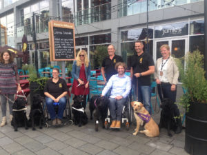 Gerard de Nooij (Ongehinderd) samen met geleidehonden en hun baasjes (KNGF) staan voor restaurant Jamie's Italian in Rotterdam.