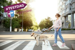 Blinde vrouw loopt over straat