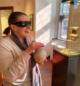 Vrouw raakt voelobject in Museum Helmond aan
